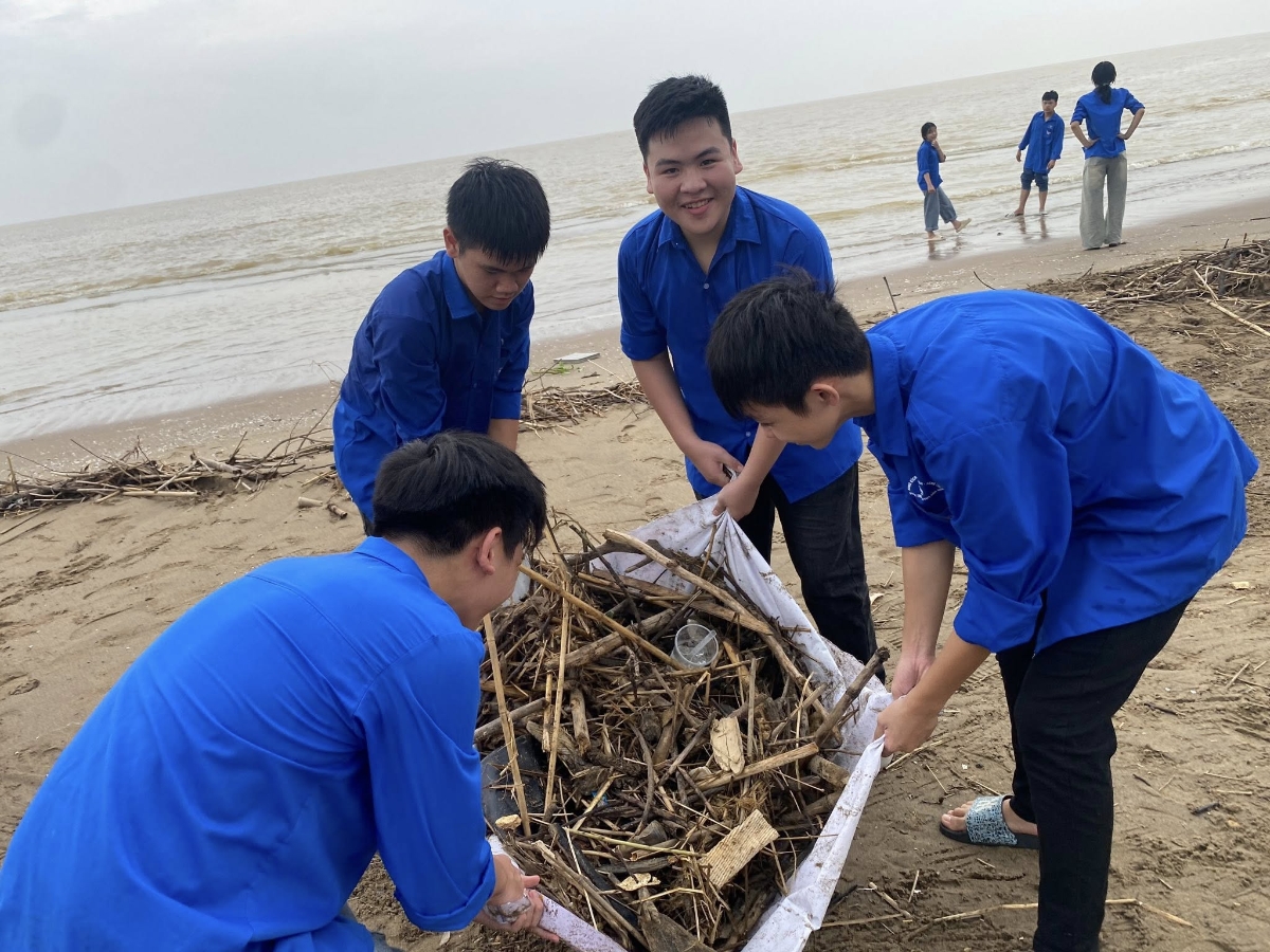 Nụ cười rạng rỡ của đoàn viên trẻ khi tham gia tổng vệ sinh biển Sầm Sơn – niềm vui lao động tập thể.