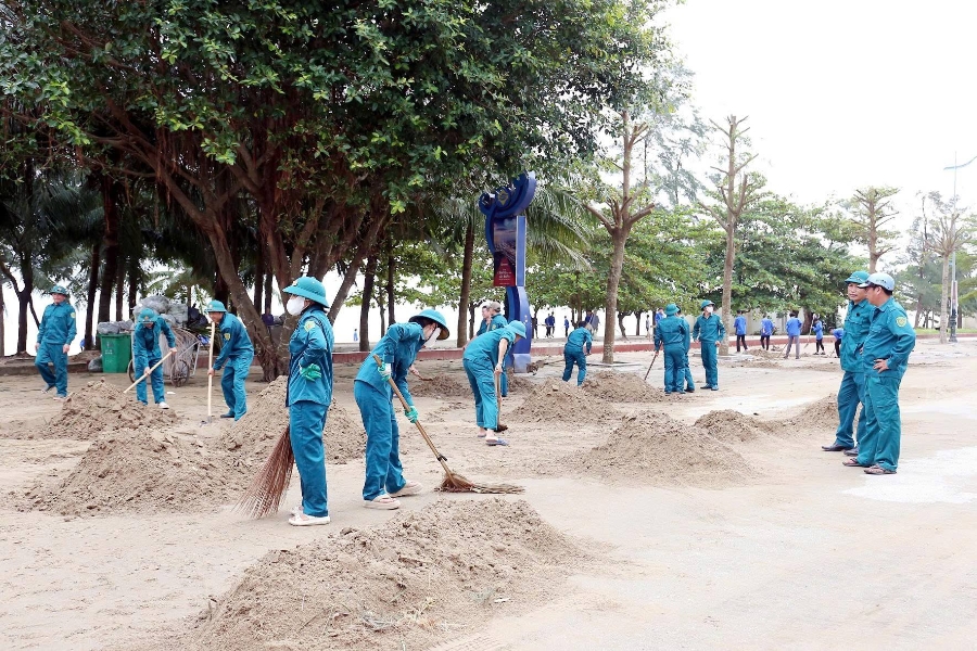 Không
dừng lại ở những đợt ra quân sau thiên tai, các hoạt động vệ sinh môi trường đã
trở thành việc làm thường xuyên ở phường Sầm Sơn. Những chương trình “Ngày thứ
bảy tình nguyện”, “Chủ nhật xanh”, “Hãy làm sạch biển” được duy trì đều đặn,
thu hút hàng nghìn lượt đoàn viên thanh niên tham gia.