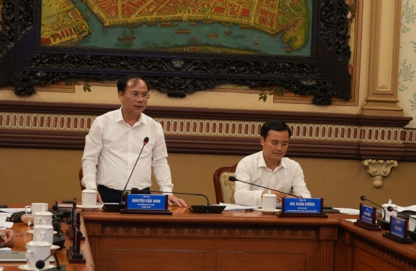 Thứ trưởng Bộ Xây dựng Nguyễn Văn Sinh phát biểu tại buổi làm việc - Ảnh: Cổng thông tin điện tử TP. Hồ Chí Minh.