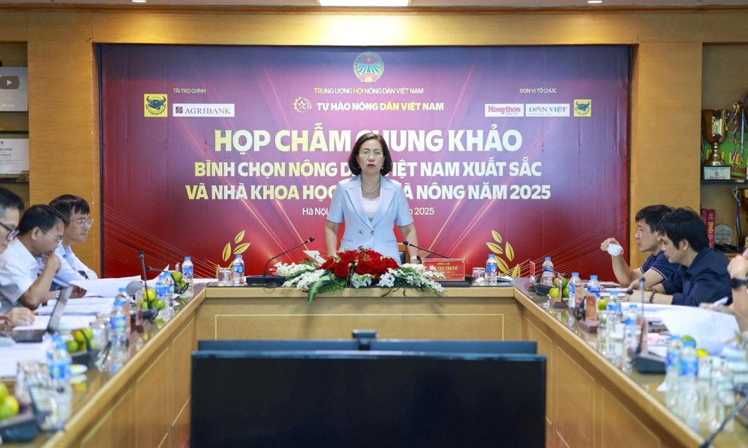 Bà Bùi Thị Thơm, Phó Chủ tịch Trung ương Hội Nông dân Việt Nam, chủ trì họp chấm chung khảo.