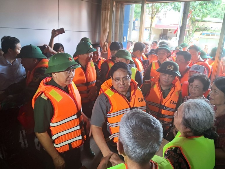 Thủ tướng Phạm Minh Chính thăm hỏi người dân.