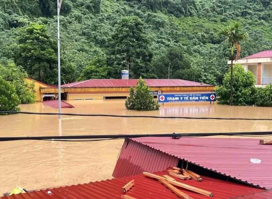 Hiện nay, trời đã tạm ngớt mưa tại Thái Nguyên nhưng nước vẫn chưa rút. Các lực lượng cứu hộ tiếp tục tiếp cận các khu dân cư bị cô lập để hỗ trợ người dân. 
