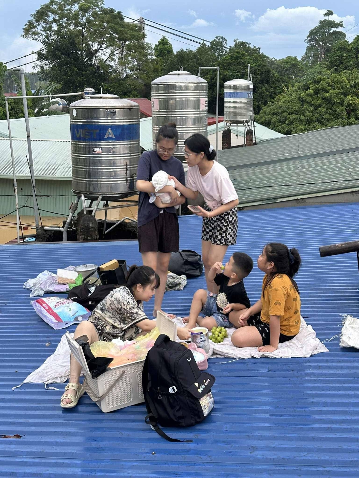 Lên nóc nhà tránh lũ và chờ đợi lực lượng cứu hộ là giải pháp cuối cùng mà nhiều gia đình phải lựa chọn.&nbsp;