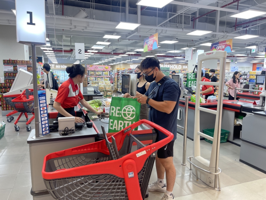 LOTTE MART thường xuyên triển khai các chương trình khuyến khích khách hàng thay đổi thói quen mua sắm xanh hơn.