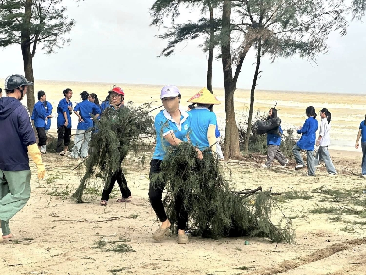Với
phương châm “Phụ nữ Sầm Sơn văn minh, thân thiện và tích cực tham gia bảo vệ
môi trường”, các chi hội đã duy trì thường xuyên hoạt động quét dọn ngõ phố,
phân loại rác thải tại nguồn, vận động hội viên hạn chế sử dụng túi nilon, thay
bằng giỏ xách, hộp sinh học.