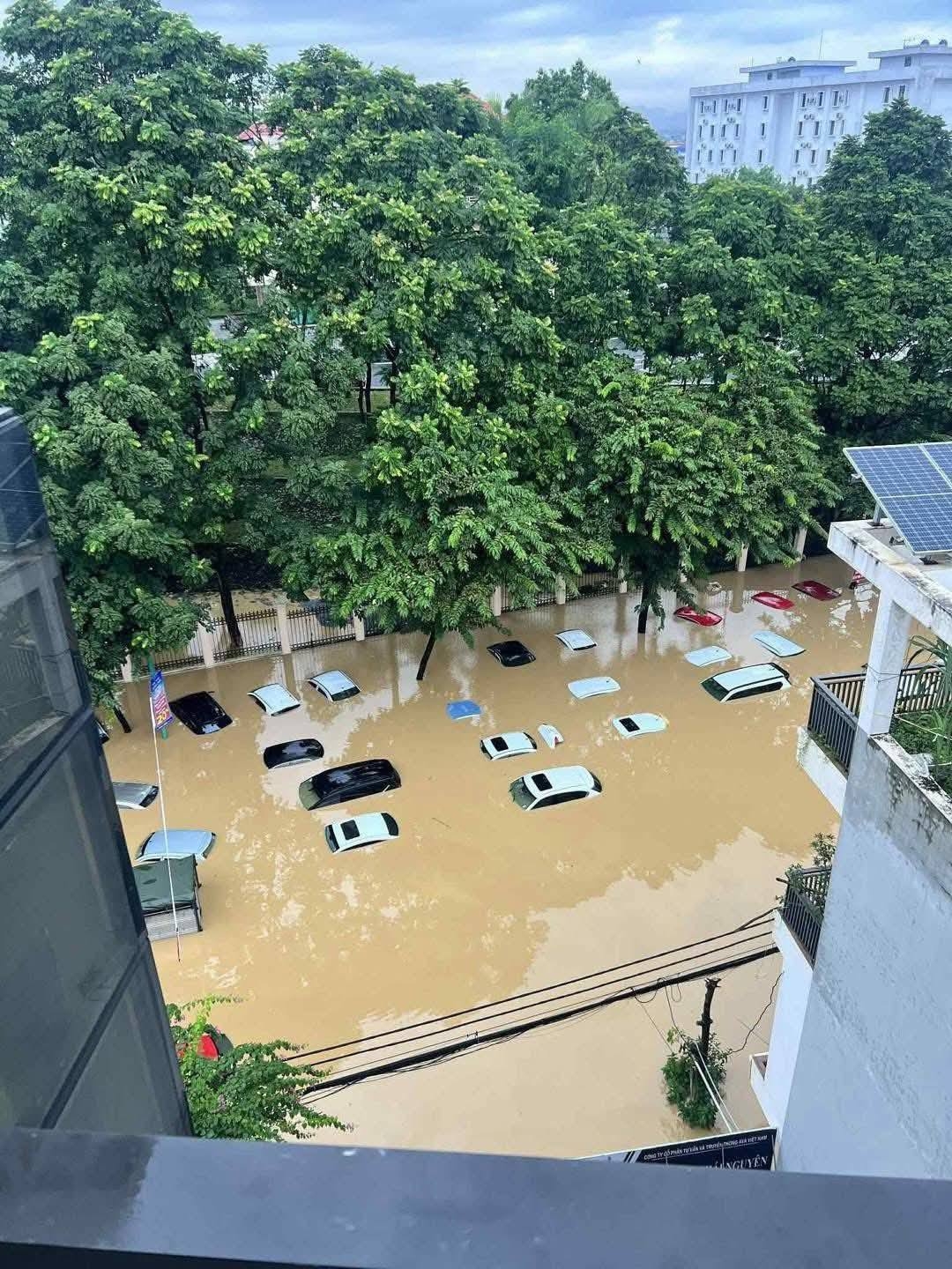 Nước dâng cao khiến phố xá biến thành sông, nhấn chìm rất nhiều nhà cửa, phương tiện. Đoạn đường qua tỉnh ủy Thái Nguyên nước ngập sâu khiến xe ô tô nổi 