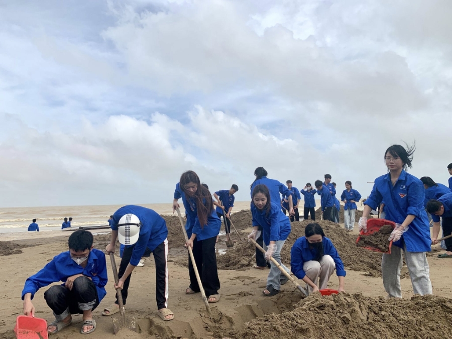 Em Lê Thuỳ Linh, học sinh Trường THPT Chu Văn An chia sẻ: “Thấy mọi người cùng nhau dọn dẹp sau bão, em và các bạn cũng tình nguyện tham gia. Tuy mệt nhưng ai cũng vui vì được góp phần giữ cho Sầm Sơn luôn xanh, sạch, đẹp trong mắt du khách.”