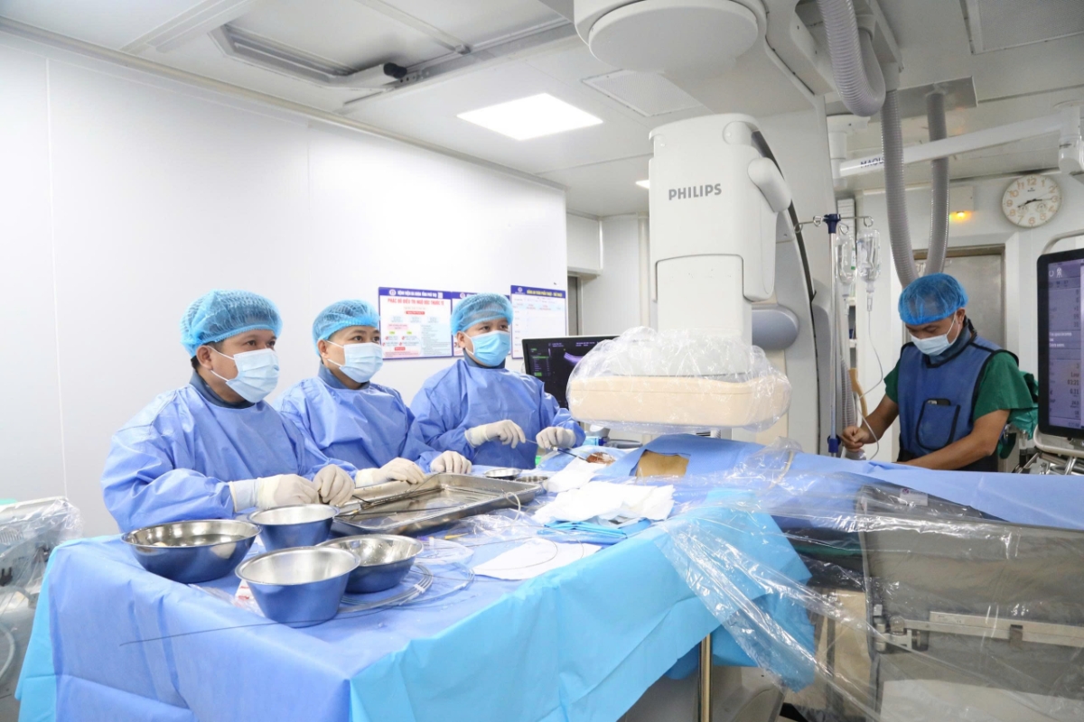 TS.BS. Trần Quang Lục cùng ekip can thiệp cho người bệnh.