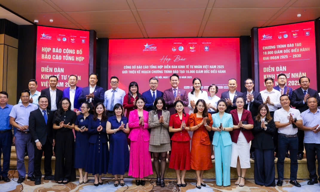 Đại diện Ban lãnh đạo Hội Doanh nhân trẻ Việt Nam và các CEO tham gia chương trình đạo tạo 10.000 CEO chụp hình tại buổi họp báo.