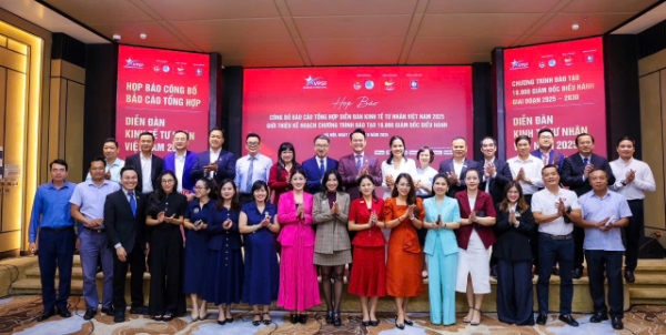 Đại diện Ban lãnh đạo Hội Doanh nhân trẻ Việt Nam và các CEO tham gia chương trình đạo tạo 10.000 CEO chụp hình tại buổi họp báo.