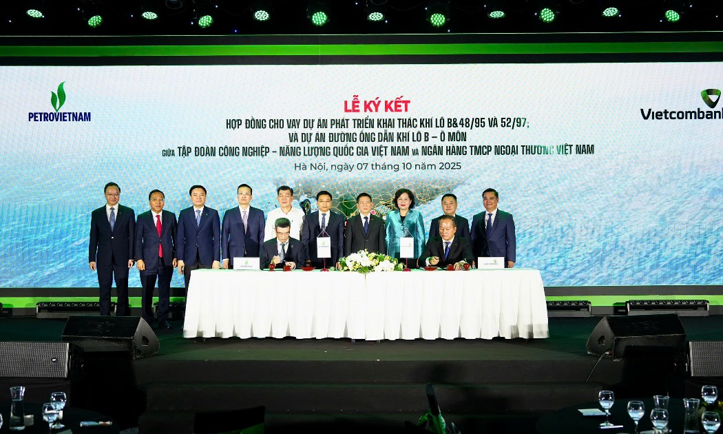 Ông Nguyễn Việt Cường - Phó Tổng Giám đốc Vietcombank và ông Dương Mạnh Sơn - Phó Tổng Giám đốc Petrovietnam đại diện hai đơn vị thực hiện ký kết hợp đồng cho vay dự án thượng nguồn và trung nguồn thuộc Chuỗi dự án khí điện Lô B – Ô Môn trước sự chứng kiến của Lãnh đạo Chính phủ, Ban, Bộ, Ngành Trung ương và lãnh đạo cấp cao của 2 bên.