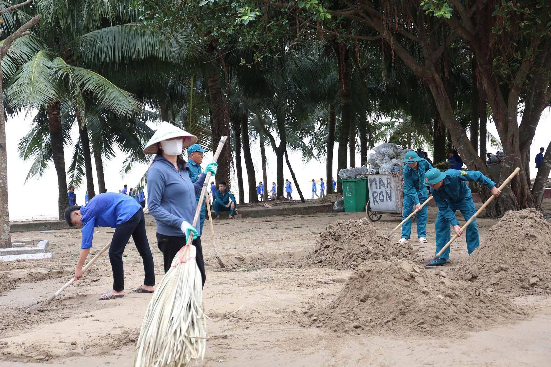 Toàn bộ lượng cát được đưa trở lại bãi biển, trả về cho “mẹ thiên nhiên”.