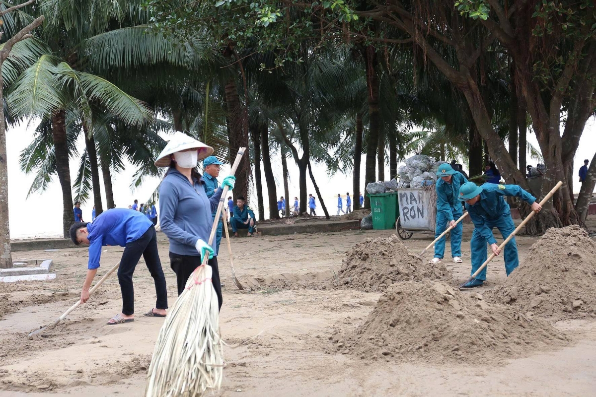 Toàn bộ lượng cát được đưa trở lại bãi biển, trả về cho “mẹ thiên nhiên”.