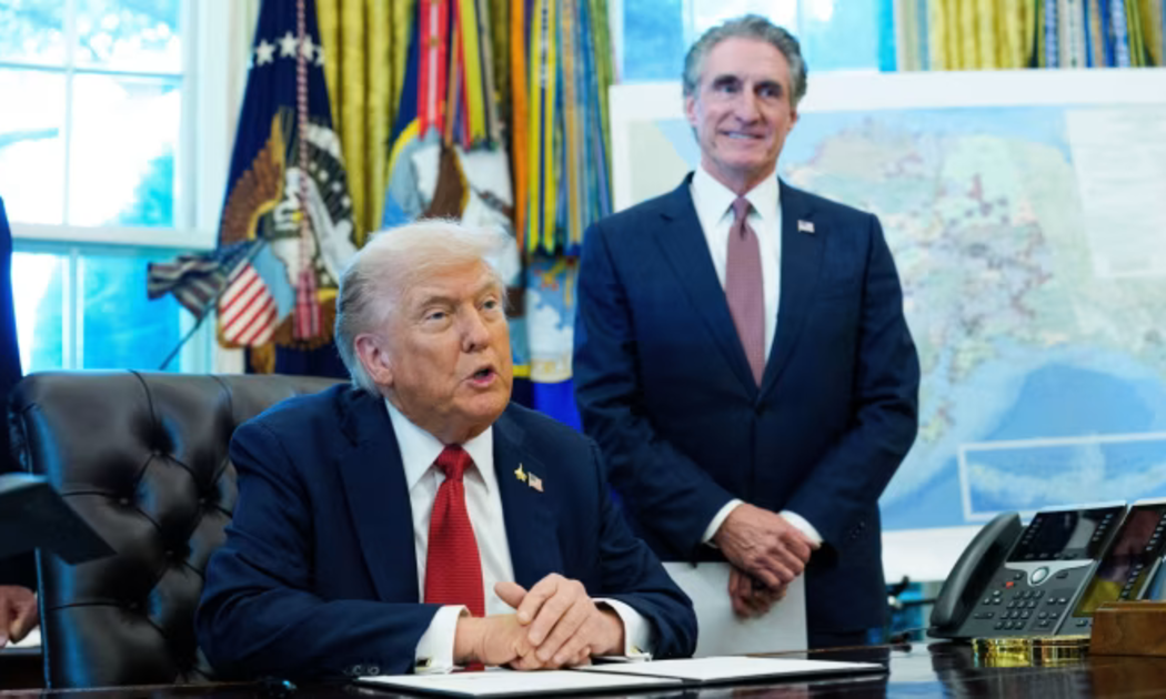 Tổng thống Mỹ Donald Trump cùng Bộ trưởng Nội vụ Mỹ Doug Burgum công bố dự án xây dựng đường Ambler - Ảnh: Shutterstock