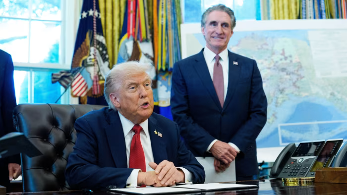 Tổng thống Mỹ Donald Trump cùng Bộ trưởng Nội vụ Mỹ Doug Burgum công bố dự án xây dựng đường Ambler - Ảnh: Shutterstock