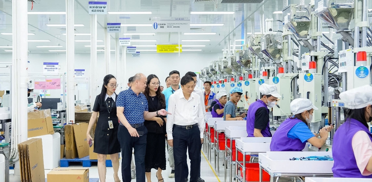 Chủ tịch UBND tỉnh Lê Hồng Vinh thăm nhà máy Công ty Luxshare -ICT Nghệ An tại Khu công nghiệp VSIP. Ảnh: Thành Duy