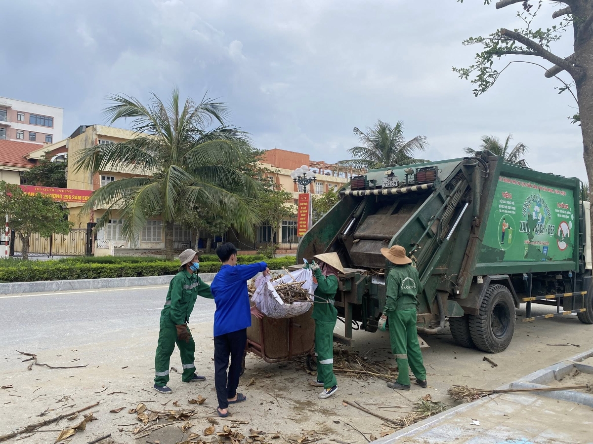 Những xe rác đầu tiên được tập kết, vận chuyển đến điểm xử lý, trả lại diện mạo sạch đẹp cho đô thị biển.
