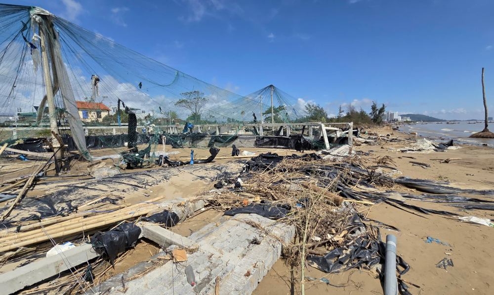 Hệ thống hạ tầng ở các đầm tôm bị đổ sập, san phẳng