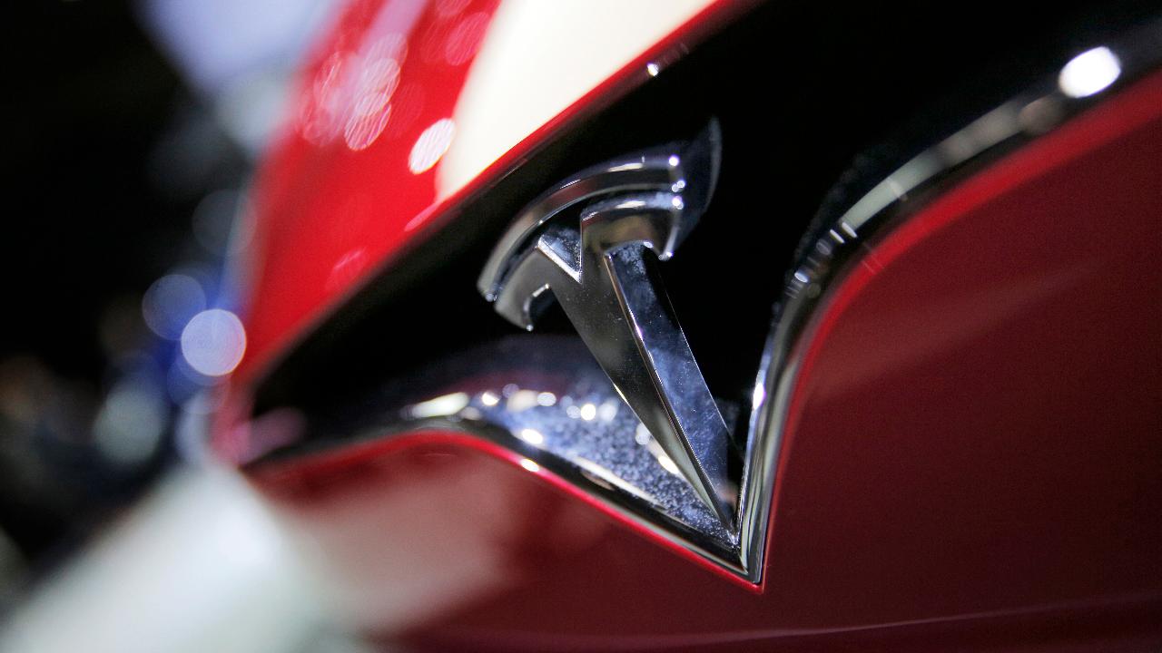<i>Thay vì sản xuất một phiên bản mới, Tesla đã 