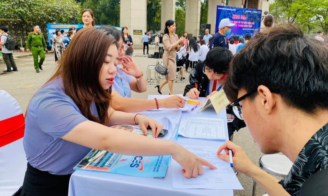 Người lao động được tư vấn, kết nối việc làm. Ảnh: Nhật Dương.