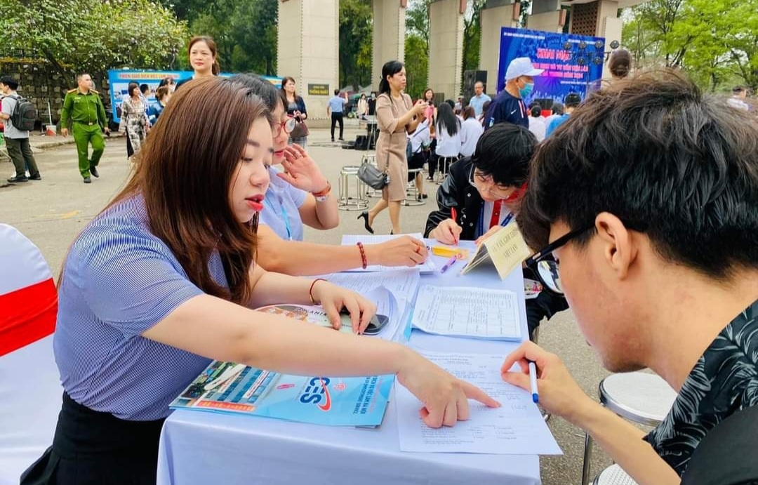 Người lao động được tư vấn, kết nối việc làm. Ảnh: Nhật Dương.