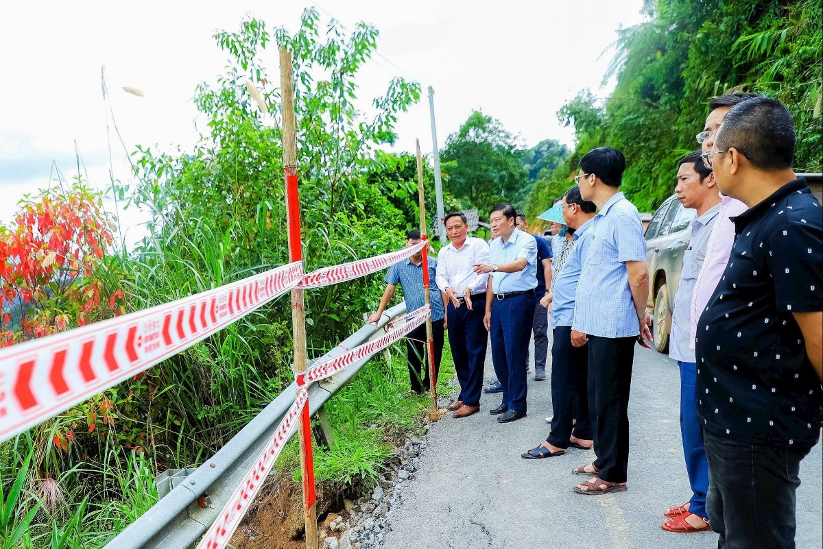 Chủ tịch UBND tỉnh Nghệ An Lê Hồng Vinh trực tiếp kiểm tra điểm sạt lở trên Quốc lộ 16, đoạn qua bản Huồi Khả, xã Huồi Tụ. Ảnh: Thành Duy