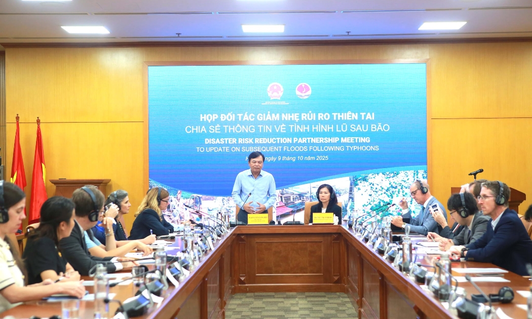 Quang cảnh cuộc họp.