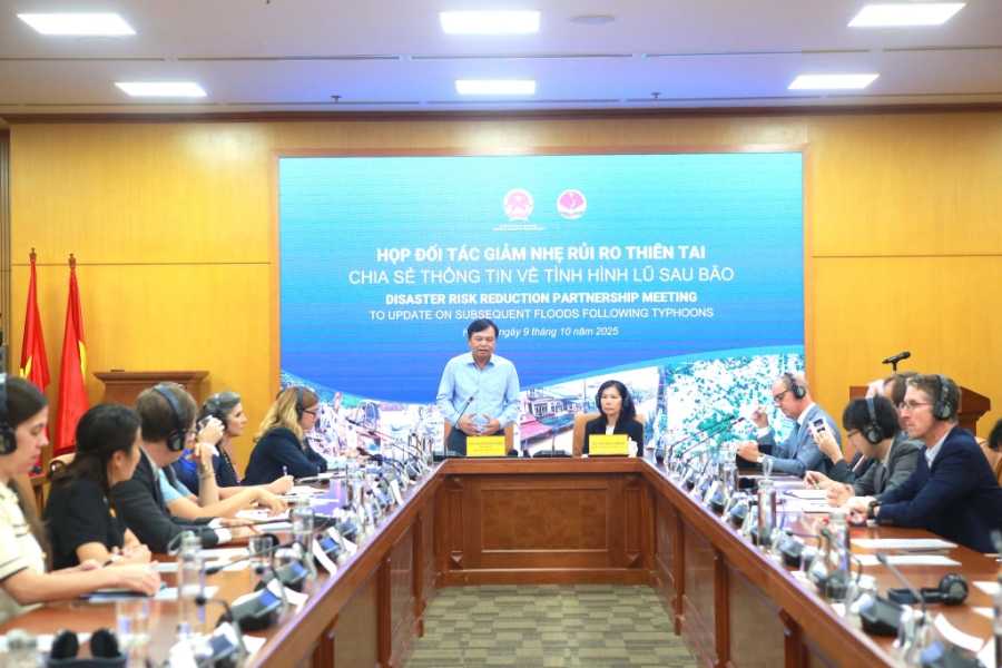 Quang cảnh cuộc họp.