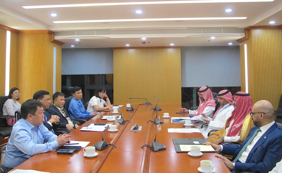 Quang cảnh buổi gặp gỡ giữa Thứ trưởng Bộ Xây dựng Nguyễn Xuân Sang và  Thứ trưởng Bộ Giao thông vận tải và Dịch vụ logistics Ả-rập Xê-út Musa bin Ahmed Al-Barqi