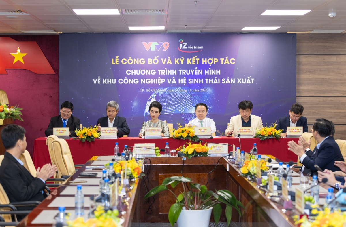 Các đại biểu tại Lễ ký Biên bản hợp tác và công bố chương trình&nbsp;truyền hình về Khu Công nghiệp và Hệ sinh thái sản xuất.