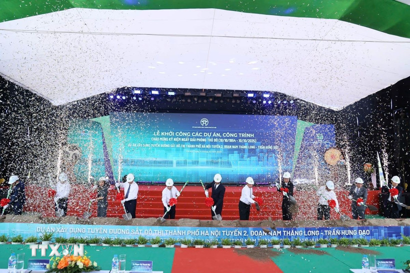 Các đại biểu thực hiện nghi thức khởi công dự án. Ảnh: TTXVN

