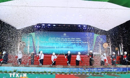 Các đại biểu thực hiện nghi thức khởi công dự án. Ảnh: TTXVN