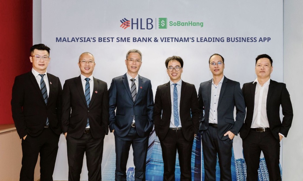 Từ trái sang phải: ông Fred Lim, Giám đốc Thương mại hóa Kỹ thuật số Ngân hàng Hong Leong; ông Barry Do, Giám Đốc Khối Ngân hàng Điện tử và Marketing Ngân hàng Hong Leong Việt Nam; ông Dương Đức Hùng, Tổng Giám đốc Ngân hàng Hong Leong Việt Nam; ông Bùi Hải Nam, CEO Sổ Bán Hàng; ông Bùi Hải Long, Giám đốc Công nghệ và Sản phẩm Sổ Bán Hàng; ông Đỗ Duy Hải, Giám đốc Marketing Sổ Bán Hàng.