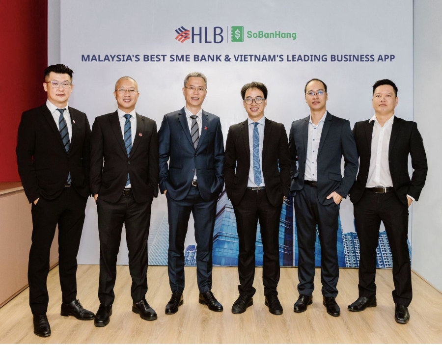 Từ trái sang phải: ông Fred Lim, Giám đốc Thương mại hóa Kỹ thuật số Ngân hàng Hong Leong; ông Barry Do, Giám Đốc Khối Ngân hàng Điện tử và Marketing Ngân hàng Hong Leong Việt Nam; ông Dương Đức Hùng, Tổng Giám đốc Ngân hàng Hong Leong Việt Nam; ông Bùi Hải Nam, CEO Sổ Bán Hàng; ông Bùi Hải Long, Giám đốc Công nghệ và Sản phẩm Sổ Bán Hàng; ông Đỗ Duy Hải, Giám đốc Marketing Sổ Bán Hàng.