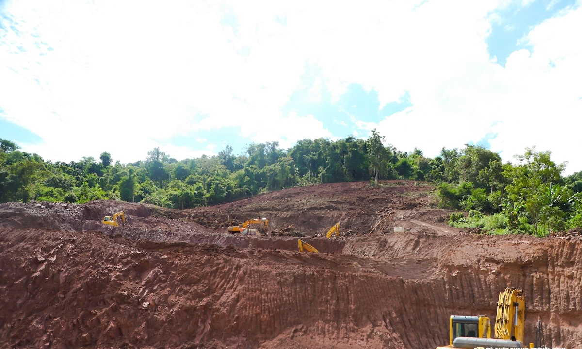 Máy móc được huy động để san mặt bằng xây dựng Trường Phổ thông dân tộc bán trú Tiểu học Mỹ Lý 2. Ảnh: Thành Duy