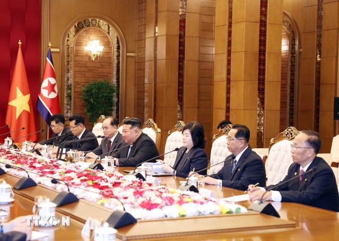 Tổng Bí thư, Chủ tịch Quốc vụ CHDCND Triều Tiên Kim Jong Un và Đoàn cấp cao Triều Tiên tại cuộc hội đàm với Tổng Bí thư Tô Lâm. Ảnh: TTXVN.