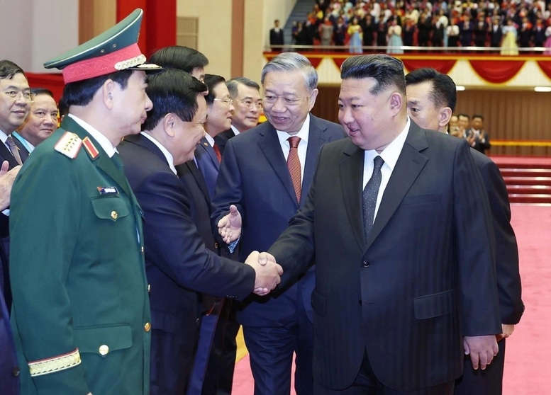 Tổng Bí thư Tô Lâm giới thiệu thành viên đoàn Việt Nam với Tổng Bí thư Đảng Lao động Triều Tiên, Chủ tịch Quốc vụ Triều Tiên Kim Jong Un.