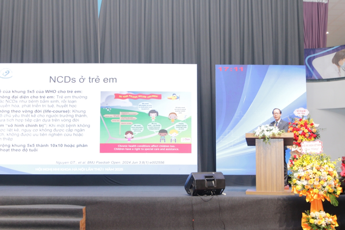 PGS.TS Trần Minh Điển, Giám đốc Bệnh viện Nhi Trung ương, Chủ tịch Hội Nhi khoa Việt Nam chia sẻ tại hội nghị.
