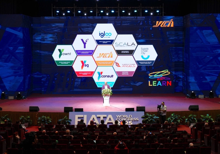 Ông Robert Yap, Chủ tịch điều hành của Tập đoàn YCH, phát biểu tại phiên khai mạc Đại hội.