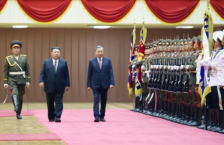Tổng Bí thư Đảng Lao động Triều Tiên, Chủ tịch Quốc vụ Triều Tiên Kim Jong Un và Tổng Bí thư Tô Lâm duyệt đội danh dự.