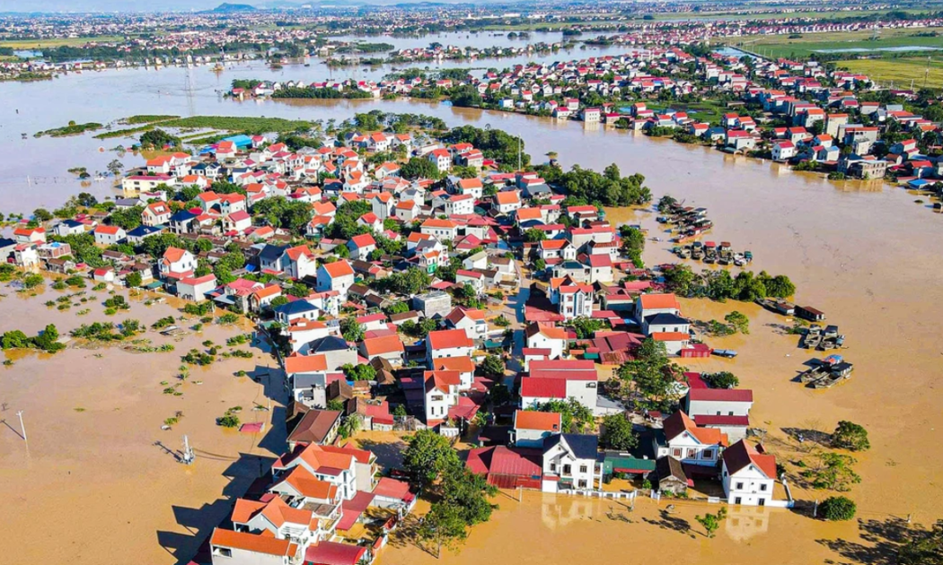 Nhiều thôn ở xã Hợp Thịnh (Bắc Ninh) chìm trong nước lũ.