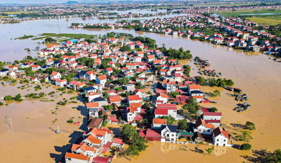 Nhiều thôn ở xã Hợp Thịnh (Bắc Ninh) chìm trong nước lũ.