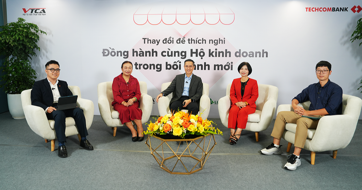 Ông Ngô Anh Tuấn (Techcombank) cùng bà Nguyễn Thị Cúc - Chủ tịch Hội tư vấn thuế Việt Nam trong tọa đàm giải đáp thuế cho hộ kinh doanh.