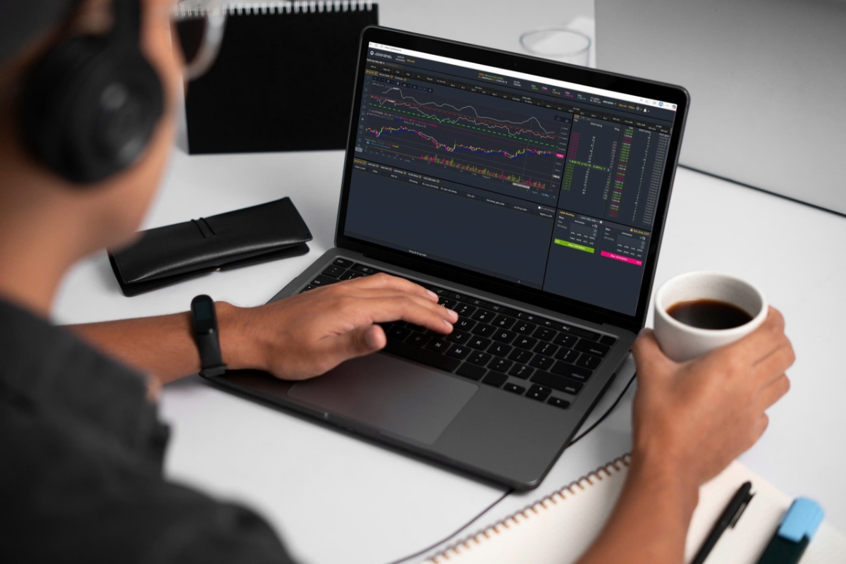 Nhà đầu tư phái sinh đang theo dõi giao dịch trên nền tảng YSfuture của chứng khoán Yuanta Việt Nam.