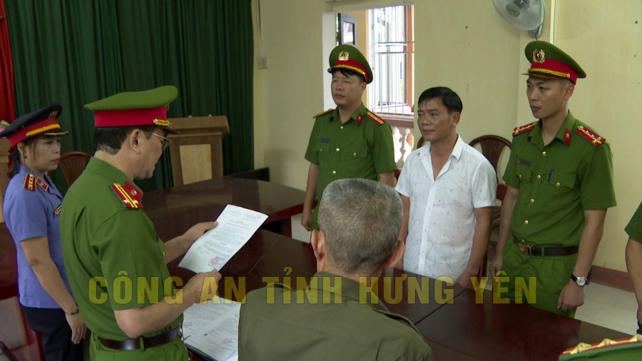 Cơ quan Cảnh sát điều tra thi hành các Quyết định khởi tố vụ án, khởi tố bị can và Lệnh bắt tạm giam đối với Nguyễn Thế Bảo. Ảnh: Cổng thông tin điện tử Công an tỉnh Hưng Yên.