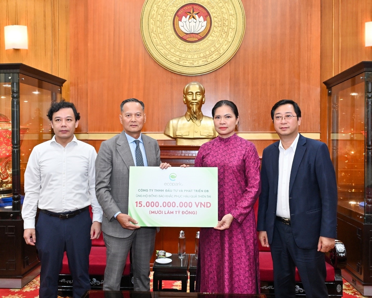Bà Hà Thị Nga - Uỷ viên Trung ương Đảng, Phó Chủ tịch Ủy ban Trung ương Mặt trận Tổ quốc Việt Nam tiếp nhận ủng hộ từ Nhà sáng lập Ecopark.