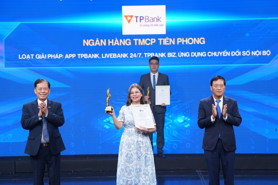 Tại Giải thưởng VDA 2025, TPBank được vinh danh chuyển đổi số xuất sắc với loạt giải pháp công nghệ App TPBank, Livebank 24/7, TPBank Biz, Ứng dụng chuyển đổi số nội bộ.