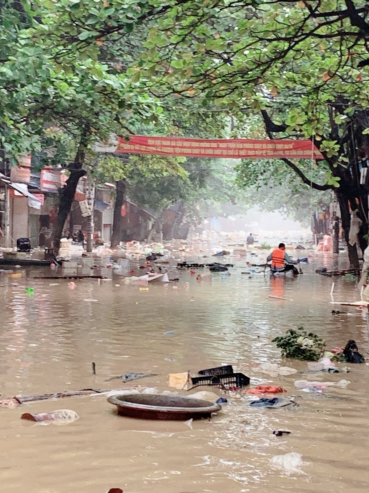 Chủ tịch UBND tỉnh Thái Nguyên yêu cầu các địa phương tập trung khắc phục nhanh nhất các công trình thiết yếu bị hư hỏng, nhất là các tuyến giao thông quan trọng; khẩn trương rà soát, thống kê chính xác thiệt hại đối với sản xuất, tài sản của người dân, doanh nghiệp và cơ sở hạ tầng Nhà nước; chủ động huy động các nguồn lực tại chỗ và các nguồn vốn hợp pháp khác để triển khai công tác khắc phục thiệt hại một cách hiệu quả, đúng trọng tâm, trọng điểm.
