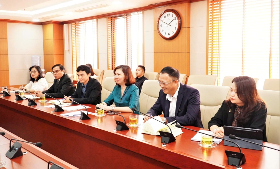Chủ tịch Uỷ ban Chứng khoán Nhà nước Vũ Thị Chân Phương (người thứ ba từ phải sang) tại buổi tiếp và làm việc với ông Bob McCooey, Phó Chủ tịch kiêm Giám đốc Bộ phận Niêm yết Quốc tế, Nasdaq.