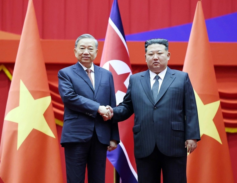 Tổng Bí thư Đảng Lao động Triều Tiên, Chủ tịch Quốc vụ Triều Tiên Kim Jong Un đón Tổng Bí thư Tô Lâm.